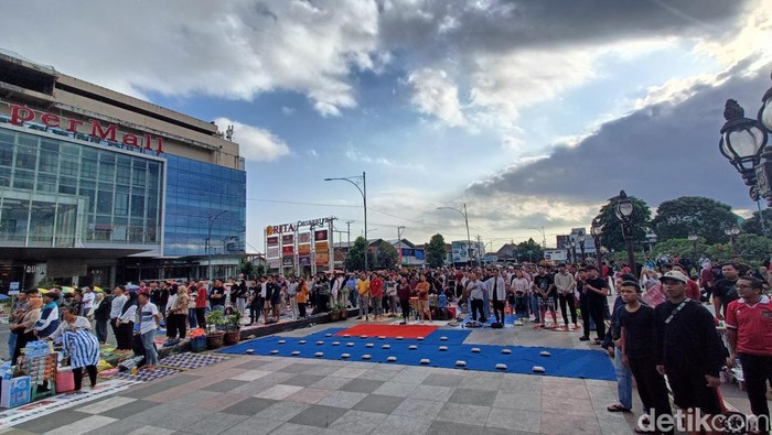 Warga menyaksikan pertandingan Timnas Indonesia melawan Iraq dalam kualifikasi piala dunia 2026 di kompleks Alun-alun Purwokerto, Kamis (6/6/2024) lalu.