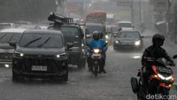 Hujan turun disertai angin kencang.   