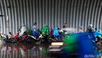 Sebagian pengguna jalan berteduh di kolong flyover RE Martadinata.  