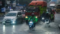 Jalan Pondok Cabe Raya tampak tergenang imbas hujan deras.  