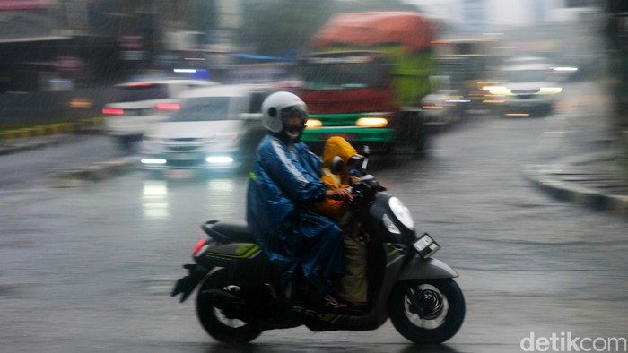 Hujan deras mengguyur kawasan Tangerang Selatan (Tangsel), Selasa (11/6/2024). Hujan turun disertai angin kencang.
