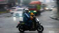 Sejumlah pengendara sepeda motor tampak nekat menerobos hujan deras.  
