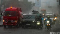 Hujan deras mengguyur kawasan Gaplek, Ciputat, Tangsel, Selasa (11/6/2024) pukul 13.00 WIB. Hujan mengguyur sejak pukul 12.30 WIB.