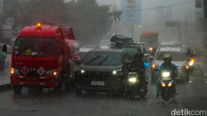 Waspada Hujan Deras dan Angin Kencang di Tangsel Hujan deras mengguyur kawasan Tangerang Selatan (Tangsel), Selasa (11/6/2024). Hujan turun disertai angin kencang.