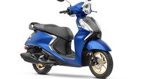 Yamaha Fascino dibekali lampu utama atau headlamp bulat yang cukup besar. Sementara lampu seinnya terpasang di bagian bawah dengan alis yang dibuat terhubung ke area wajah. Kemudian logo Yamaha berukuran kecil terpasang persisi di posisi sentral. Foto: Doc. Yamaha India.
