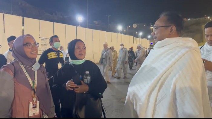Menag Yaqut Cholil Qoumas menyapa jemaah saat umrah wajib, Senin (10/6/2024) malam.