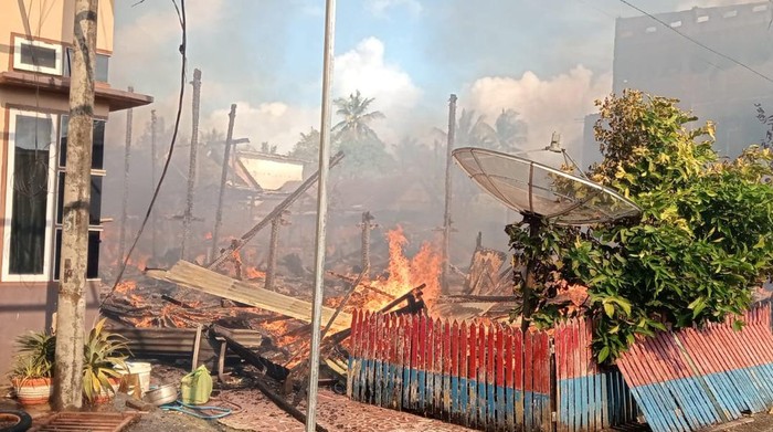 10 rumah warga hangus terbakar di Kabupaten Bone.