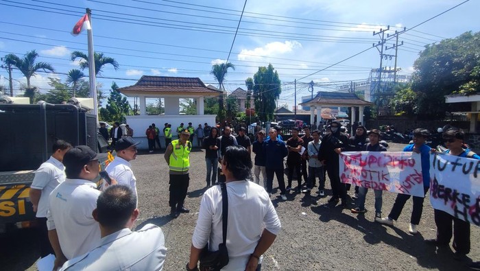 Aksi demo mahasiswa di kantor Dinas Penanaman Modal Dan Pelayanan Terpadu Satu Pintu Lubuklinggau