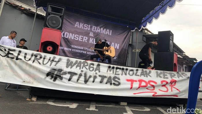 Aksi damai warga Jagalan, Banguntapan, Bantul menolak TPS3R Karangmiri, Rabu (12/6/2024) sore.