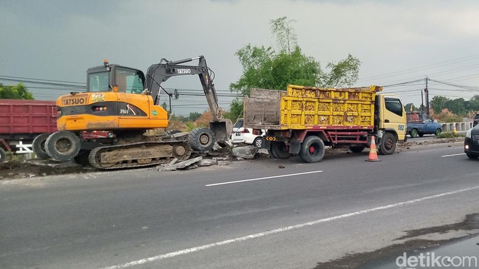 Alat berat di tengah jalan Jogja-Solo depan exit tol Kuncen, Kecamatan Ceper, Klaten.