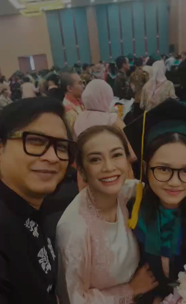 Meski sudah bercerai namun Lembu dan Masayu tetap tampil kompak menemani sang anak di hari wisudanya. Ketiganya pun tampak berpose bersama. Foto: Instagram/@lembuwiworojati