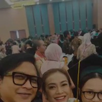 Meski sudah bercerai namun Lembu dan Masayu tetap tampil kompak menemani sang anak di hari wisudanya. Ketiganya pun tampak berpose bersama. Foto: Instagram/@lembuwiworojati