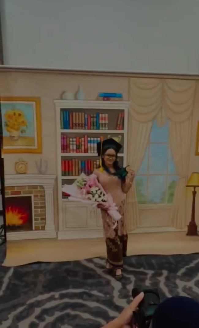 Samarra tampil cantik mengenakan kebaya berwarna dusty pink, senada dengan sang mama. Ia tampak memegang sebuah buket bunga pemberian sang ayah, Lembu. Foto: Instagram/@lembuwiworojati