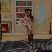 Samarra tampil cantik mengenakan kebaya berwarna dusty pink, senada dengan sang mama. Ia tampak memegang sebuah buket bunga pemberian sang ayah, Lembu. Foto: Instagram/@lembuwiworojati