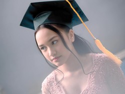 8 Foto Wisuda Samarra, Lembu & Masayu Anastasia Tampil Kompak Temani Putrinya