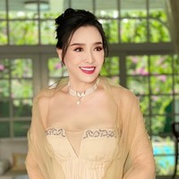 Rumor itu sendiri dibantah oleh manager Apsara. Dikatakan jika Apsara tidak mendapatkan tampilan awet muda dari terapi rejuvinasi mahal. Ia menjelaskan jika penampilannya mungkin bikin pangling karena rambut yang diluruskan. Foto: Instagram @aapasrahongsakula