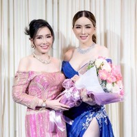 Meski sudah tidak terlalu eksis di dunia hiburan, Apsara masih cukup aktif di berbagai acara sosial. Apsara Hongsakula sering berpartisipasi dalam mempromosikan berbagai kegiatan amal dan memberdayakan wanita. Ia pun menjadi salah satu ikon dan pelopor yang menginspirasi sesama untuk go international. Foto: Instagram @aapasrahongsakula