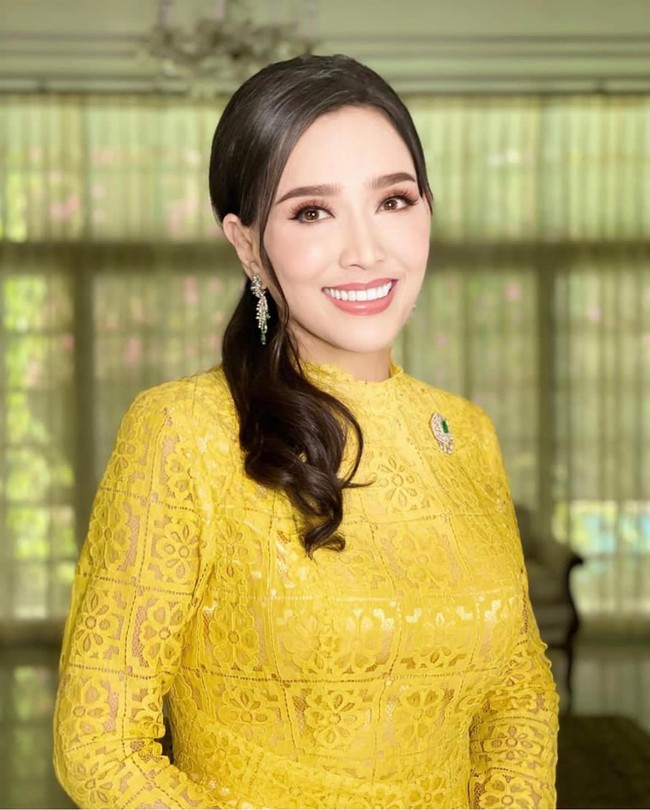 Dilansir Brightside, Apsara juga menjaga kecantikan kulitnya dengan mengonsumsi makanan sehat dan mengandung antioksidan. Ia disebut rutin makan buah-buahan, sayuran, dan protein rendah lemak. Hal tersebut juga diseimbangkan dengan rajin olahraga untuk menjaga kesehatan dan bentuk tubuh. Foto: Instagram @aapasrahongsakula