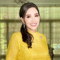 Dilansir Brightside, Apsara juga menjaga kecantikan kulitnya dengan mengonsumsi makanan sehat dan mengandung antioksidan. Ia disebut rutin makan buah-buahan, sayuran, dan protein rendah lemak. Hal tersebut juga diseimbangkan dengan rajin olahraga untuk menjaga kesehatan dan bentuk tubuh. Foto: Instagram @aapasrahongsakula