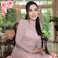 Tak hanya itu, Apsara juga merawat kulit wajahnya dengan skincare. Selain menerapkan skincare dan sunscreen, ia juga menghindari paparan sinar matahari dan rutin facial untuk mencegah tanda-tanda penuaan.  Foto: Instagram @aapasrahongsakula