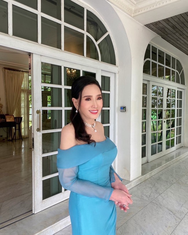 Selagi banyak orang mempertanyakan mempertanyakan keasliannya, muncul rumor yang menyebutkan jika ia menghabiskan banyak uang untuk perawatan anti aging dan operasi plastik. Foto: Instagram @aapasrahongsakula