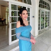 Selagi banyak orang mempertanyakan mempertanyakan keasliannya, muncul rumor yang menyebutkan jika ia menghabiskan banyak uang untuk perawatan anti aging dan operasi plastik. Foto: Instagram @aapasrahongsakula