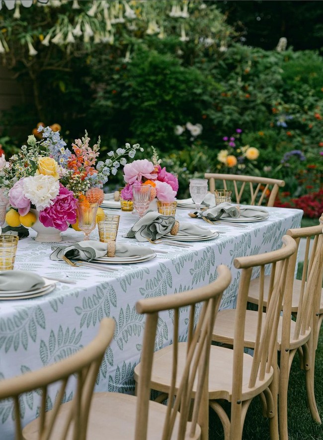 Pesta untuk menyambut kelahiran Eloise ini berkonsep garden party dengan dekorasi penuh bunga dan warna-warna pastel. Temanya sendiri terinspirasi gaya Prancis. Foto: Instagram/@jillianrosephoto @ladylibertyevents