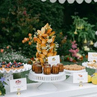Berbagai penganan manis disajikan, mulai dari macaron, madeleine, taart, eclair juga cannele. Semuanya ditata di atas meja panjang berwarna putih. Foto: Instagram/@jillianrosephoto @ladylibertyevents
