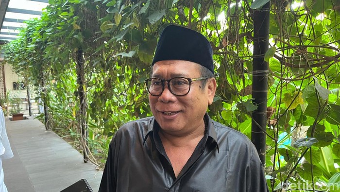 Bacawagub NTB Suhaili alias Abah Uhel diwawancarai wartawan sesuai menghadiri paparan hasil survei LSI Denny JA untuk pilgub di Santika Hotel Mataram, Rabu (12/6/2024). (Lalu Helmy Akbar/detikBali)