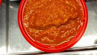 Tak afdol jika seporsi bakminya tak diberikan racikan sambal yang pedas. Jangan lupakan acar cabe rawitnya yang pedas segar. Foto: detikFood/Yenny Mustika Sari
