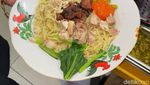 Gurihnya Bakmi Piring yang Viral di Pujasera Blok M