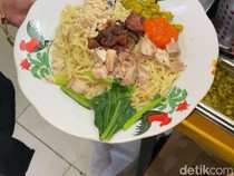 Mie Ayam Enak dengan Topping Spesial yang Diantre Pembeli