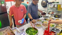 Tempat makan bakmi ayam ini baru buka setiap pukul 11.00 WIB (hari kerja) dan 12.00 WIB (hari libur). Saking viralnya, kini Bakmi Piring menyewa hingga 3 kios dan menambah karyawan agar tak terjadi antrean panjang. Foto: detikFood/Yenny Mustika Sari