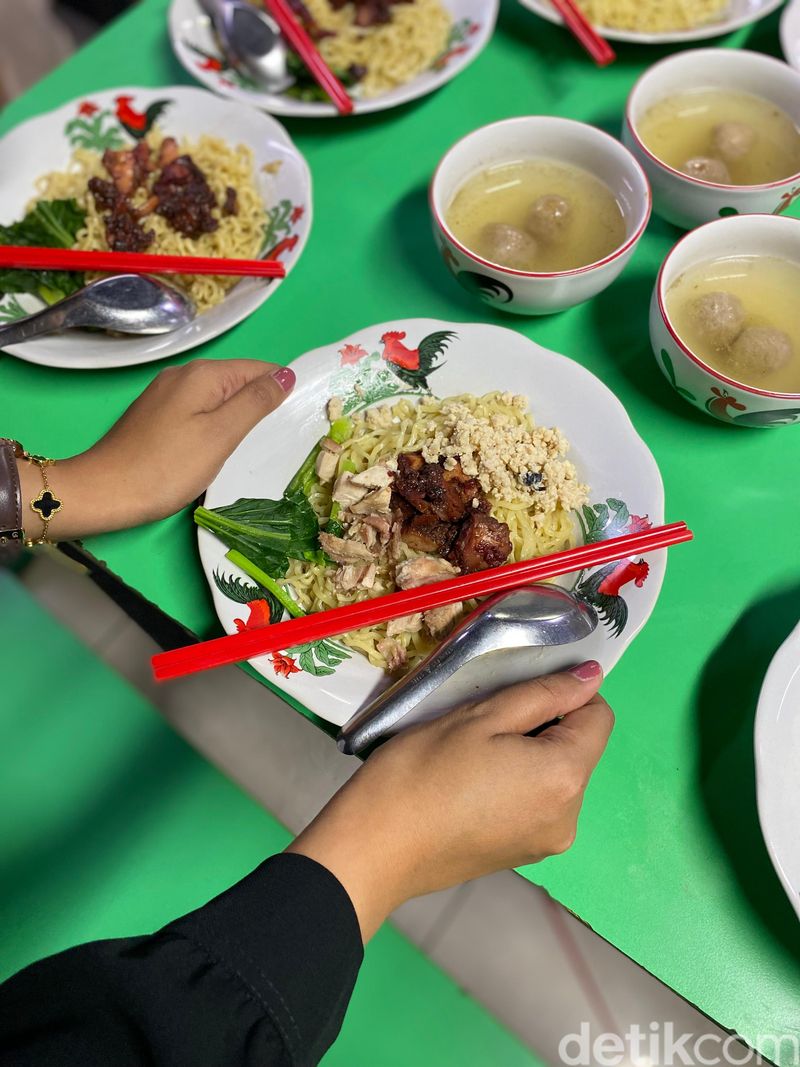 Bakmi Piring, bakmi ayam viral di Blok M