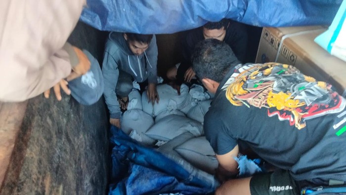 Barang bukti pasir  dan daging babi ilegal yang diamankan polisi.