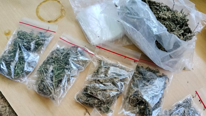 Barang bukti yang diamankan dari dua pemotor yang kena tilang.