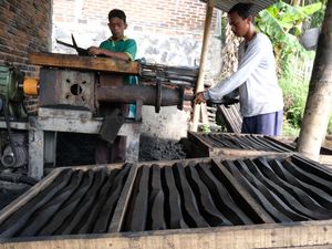 Berkah Idul Adha, Perajin Arang Banjir Orderan