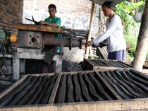 Berkah Idul Adha, Perajin Arang Banjir Orderan