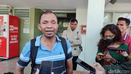 Bernard (43), kerabat dari Petrus Jewarut alias Ernus (31) dan Robiaprianus Amput (23) yang meninggal akibat kebakaran gudang LPG di Denpasar, Bali, saat ditemui wartawan di RSUP Prof Ngoerah, Rabu (12/6/2024). (Ahmad Firizqi Irwan/detikBali)