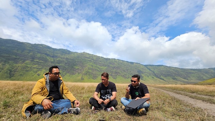 Reza, Arya, dan Rendy saat berdialog soal UFO di Savana Gunung Bromo.
Rendy memegang model 3D UFO yang pernah dilihat bersama adiknya, Arya.