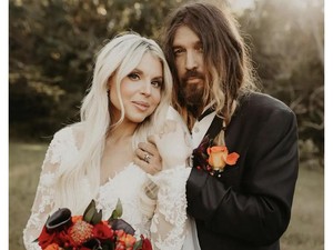 Ayah Miley Cyrus Ceraikan Istri Dengan Alasan Penipuan, Baru 7 Bulan Menikah