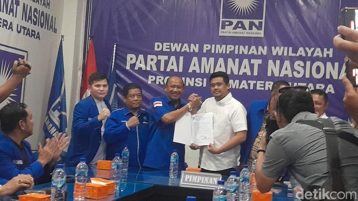 Bobby menerima surat tugas dari PAN