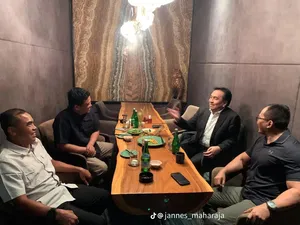 Bobby Makan Bareng Politisi Senior PDIP Effendi Simbolon, Bahas Pilgubsu?