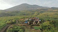 Kubang Wangi Bukit 1000 Bintang adalah wisata terkenal di Kabupaten Kuningan yang memiliki spot indah untuk melihat bintang. Dari atas sini sorot lampu perkotaan akan terlihat samar sehingga ribuan bintang dapat terlihat jelas.Foto: dok. Instagram/bukit_1000_bintang