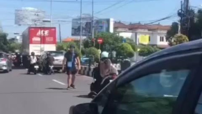 Tangkapan layar bule pukuli wanita di tengah Jalan Imam Bonjol, Kuta, Rabu (12/6/2024).