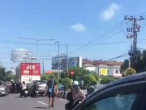 Viral Cowok Bule Pukul Pemotor Cewek Sampai Jatuh di Jalanan Bali