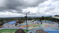 Bumi Pelangi Jalaksana adalah pemandian air yang diapit oleh area perbukitan. Di sekelilingnya terdapat pohon lebat dan rindang yang membuatnya semakin sejuk. Foto: dok. Instagram/bumi_pelangi_ciremai