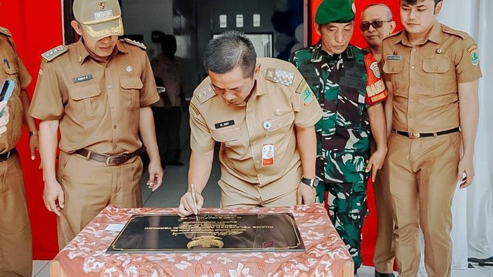 Bupati Karawang Aep Syaepuloh saat meresmikan ruang Paten di Kecamatan Klari Kabupaten Karawang