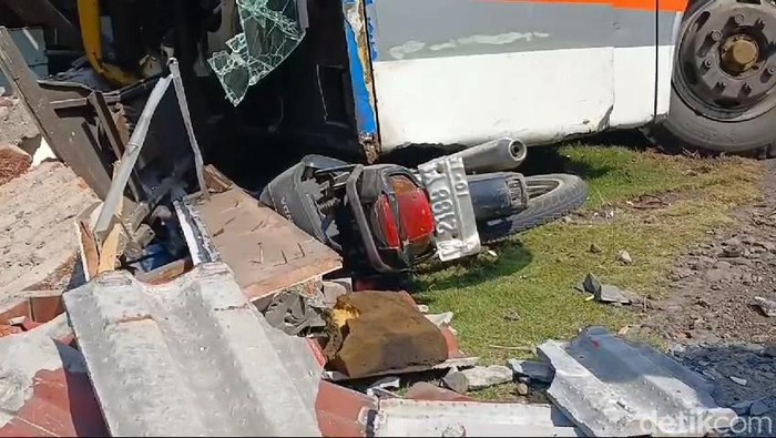 Bus Tabrak Pemotor Dan Pos Jpl Di Pasuruan