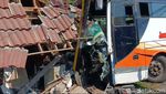 Bus Tabrak Pemotor dan Pos JPL di Pasuruan